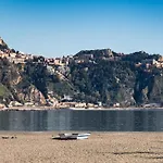 Guesthost - La Romantica - Lovely With Terrace Apartment Giardini Naxos