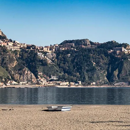 Guesthost - La Romantica - Lovely With Terrace Appartamento Giardini Naxos